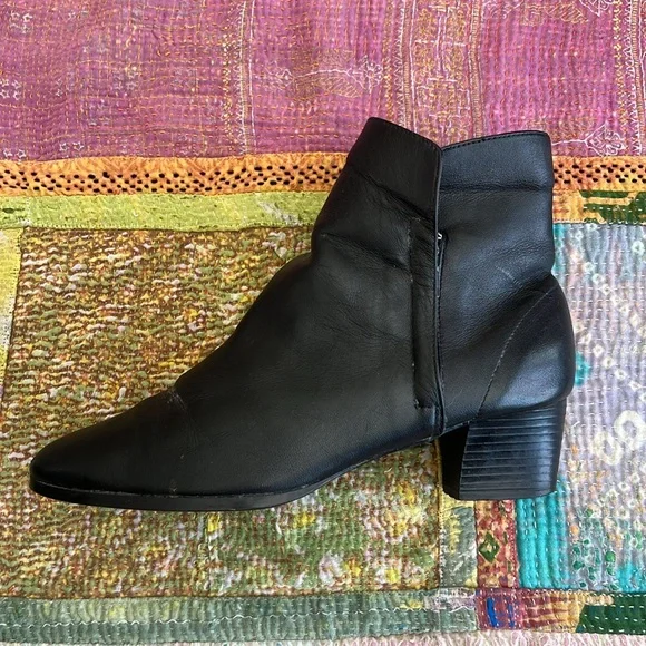 Vintage black pointy leather boots with stacked heel size 8.5 - Picture 6 of 6